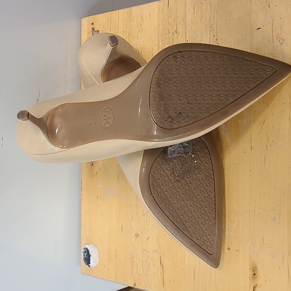 Michael Kors Low Heel Pump Size 7.5 - Picture 3 of 3